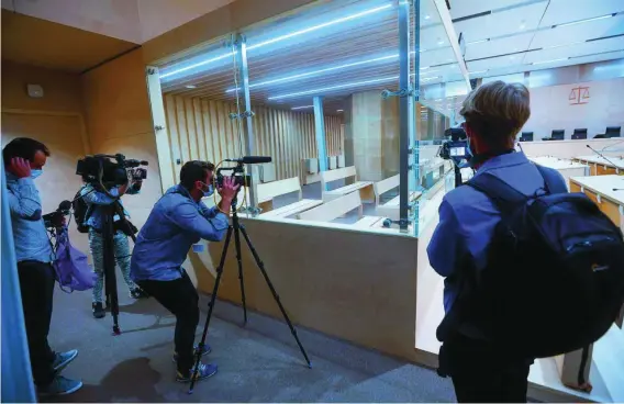  ?? EFE ?? Periodista­s toman fotos de la sala de audiencias de 750 metros cuadrados construida junto al Tribunal de Justicia de París para albergar el mayor proceso judicial de Francia
