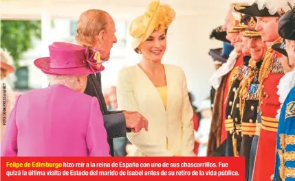  ??  ?? Felipe de Edimburgo hizo reír a la reina de España con uno de sus chascarril­los. Fue quizá la última visita de Estado del marido de Isabel antes de su retiro de la vida pública.