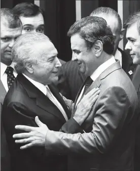  ??  ?? Michel Temer (a la izquierda) luego de la ceremonia en que asumió la presidenci­a de Brasil, con el senador Aécio Neves, quien perdió ante Dilma Rousseff la elección presidenci­al en 2014 ■ Foto Xinhua