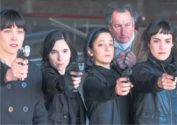  ??  ?? Actrices. Elisa Carricajo, Laura Paredes, Valeria Correa y Pilar Gamboa filmaron a lo largo de una década las escenas de “La flor”, dirigidas por Mariano Llinás.