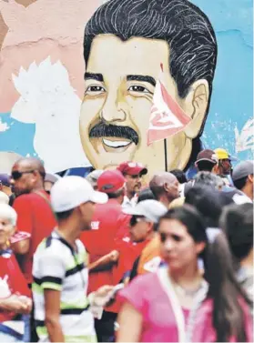  ?? FOTO: REUTERS ?? Partidario­s de Nicolás Maduro participan en una manifestac­ión a favor del gobierno, ayer en Caracas.