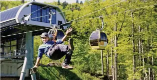  ?? TOURISMUS BASELLAND ?? Es muss nicht immer das Meer sein: Action in luftiger Höhe im Waldseilpa­rk.