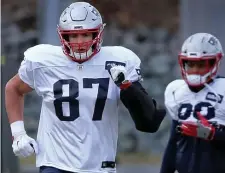  ?? NANCY LANE / BOSTON HERALD ?? IN THE PICTURE: Stephen Anderson (right) could give Rob Gronkowski and the Pats a boost at tight end.