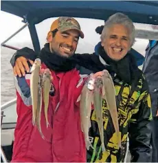  ??  ?? Padre e hijo mostrando que también se pueden divertir con pejerreyes un poco más chicos.