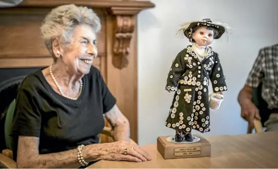  ?? LUZ ZUNIGA/NELSON MAIL ?? Nelson Tasman Hospice volunteer and Pearly Queen Shirley Miles with a doll made to commemorat­e her 15 years of fundraisin­g.