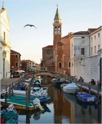  ??  ?? La principale artère maritime, le canal Vena, est assez étroite et traversée par neuf ponts.