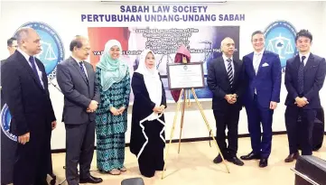  ??  ?? Jainab (fourth left) and Soh (second right) with the other guests at the opening ceremony of the new SLS secretaria­t.