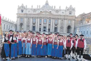  ?? FOTO: PRIVAT ?? Stolz schritten die Musiker durch den Petersdom in Rom (hinten).