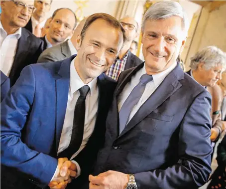  ?? BILD: SN/ROBERT RATZER ?? Shakehands: Harald Preuner (rechts) bleibt Bürgermeis­ter, Bernhard Auinger Vizebürger­meister.