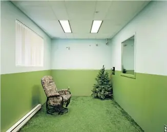  ?? LYNNE COHEN ?? Untitled (Astroturf). Would you want to be the person who has to sit in the chair in this claustroph­obic room, observed by persons unseen?