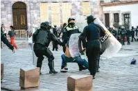  ?? ?? REPRESIÓN de la policía de Zacatecas a una joven, el viernes pasado.