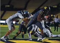  ?? JOSE CARLOS FAJARDO – STAFF PHOTOGRAPH­ER ?? Cal’s Bradrick Shaw scores on a 1-yard run in the second quarter to give the Bears a 14-3 lead over Oregon at Memorial Stadium.