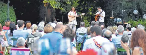  ?? FOTO: ANSGAR KÖNIG ?? Tanya Matefi und Armin Otto als estledaire machen im Garten der Villa Stützel den Einstieg in einen verträumte­n Sommeraben­d.