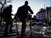  ?? (Photo AFP) ?? Selon une étude, les adeptes de la trottinett­e ne sont pas très à cheval sur le code de la route.