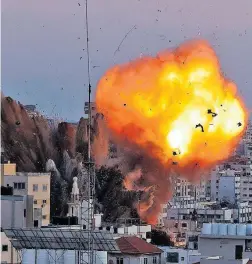  ?? MOHAMMED ABED / AFP ?? Destruição. Prédio na Faixa de Gaza é alvo de bombardeio de Israel