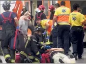  ?? (Photo AFP) ?? Par chance, un seul blessé grave est à déplorer dans cet accident qui aurait pu être beaucoup plus dramatique à cette heure de pointe.