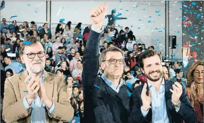  ??  ?? Alberto Núñez Feijóo, flanqueado por Mariano Rajoy y Pablo Casado, ayer en el mitin de Ourense