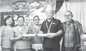  ?? ?? KE PENGINGAT: Huang nerima tepa ari SIDS Sarikei ti nyadi kelai pengaga ati ngagai iya.