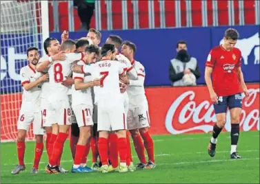  ??  ?? Los jugadores del Sevilla felicitan a Diego Carlos tras su gol ante Osasuna.