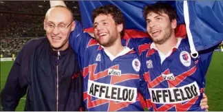  ?? (Photo AFP / Thomas Coex) ?? Bernard Laporte, Franck Comba et Christophe Dominici, le  mai  au Stade de France après la victoire en finale du Stade français - CASG face à Perpignan.