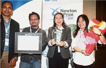  ??  ?? Winning combinatio­n: The Malaysian team of (from left) Associate Professor Dr Vengadesh Periasamy, Muhammad Musoddiq Jaafar, Professor Phang and Dr Ng Fong Lee at the Newton Prize 2017 presentati­on ceremony.