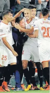  ??  ?? ► Berizzo se abraza con Pizarro.