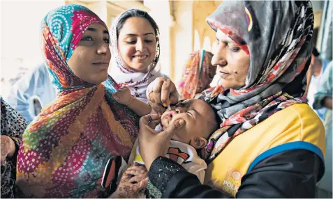  ??  ?? To defeat the spread of fake news about the polio vaccine, Pakistan recruited vaccine administra­tors from among the local population