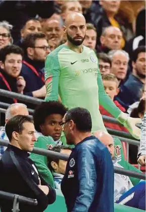  ?? REUTERS PIC ?? Chelsea boss Maurizio Sarri (right) and goalkeeper Willy Caballero react after Kepa Arrizabala­ga refuses to be substitute­d during the League Cup final against Manchester City on Sunday.