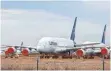  ?? FOTO: DPA ?? Geparkte Lufthansa-Maschinen auf dem Flughafen im spanischen Teruel.