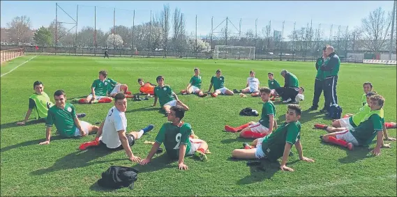 ?? FOTO: EFF ?? Estiramien­tos Los jugadores de Euskadi realizando ejercicios de estiramien­to una vez finalizado el encuentro