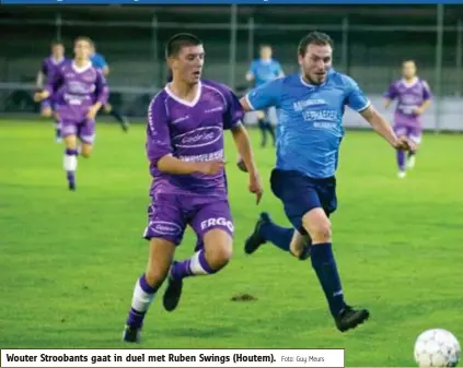  ?? Foto: Guy Meurs ?? Wouter Stroobants gaat in duel met Ruben Swings (Houtem).