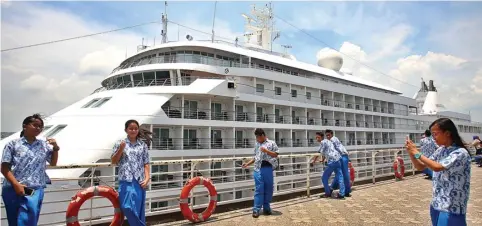  ?? AHMAD KHUSAINI/JAWA POS ?? BERPOSE DULU: Intan Agustina (dua dari kiri) bersama siswa SMPN 23 lainnya berfoto bersama Kapal Silver Whisper di Surabaya North Quay kemarin (8/3).