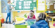  ?? FOTO: MARCEL KUSCH/DPA ?? Grundschul­en sollen schon Ende Juni wieder vollständi­g geöffnet werden – ohne Abstandsge­bote.