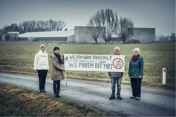  ??  ?? Actiegroep Liever Open Ruimte aan het werk in Zomergem. Katrien De Muynck (tweede van links): ‘We koesteren de typische gemengde landbouwbe­drijven van ons Meetjeslan­d. Maar dit is van een andere orde.’