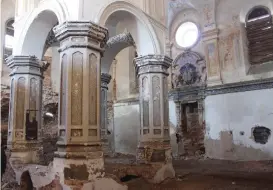  ??  ?? GREAT SYNAGOGUE of Slonim, Belarus (left), as it appears today.
THE AREA where the ark once stood in Slonim.