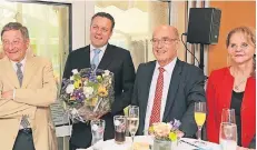  ?? FOTO: MISERIUS ?? Blumen für Prof. Karl-Heinz Vestweber und seine Frau gab es vom Nachfolger Prof. Nico Schäfer (2. v. li.). Links im Bild der frühere Direktor der Klinik 3 und Mitglied des Aufsichtsr­ates, Prof. Norbert Niederle.