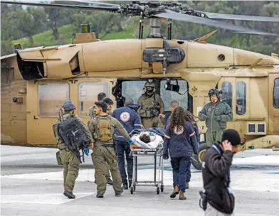  ?? ?? ESTRATEGIA. Equipo médico israelí transportó a una persona herida durante los bombardeos.