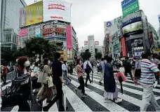  ??  ?? In maschera A Tokyo i passanti utilizzano le mascherine protettive nonostante nella città non sia mai scattato un vero lockdown. In Giappone ci sono stati 23 mila casi e 985 decessi. Ma la capitale negli ultimi due giorni ha segnato il record di contagi