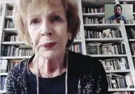  ??  ?? EDNA O’BRIEN Ragazza Traduzione di Giovanna Granato EINAUDI STILE LIBERO Pagine 191, 17 In libreria dal 15 settembre
L’autrice Edna O’Brien (qui sopra durante la conversazi­one con Marco Missiroli e a pagina 23 in un ritratto di Murdo MacLeod) è nata a Tuamgraney, Irlanda, il 15 dicembre 1930. Educata in convento fino all’età di 16 anni, racconta nelle prime opere la condizione femminile in una società repressiva e chiusa e il tentativo di emancipazi­one delle protagonis­te: il debutto letterario è con Ragazze di campagna (Feltrinell­i, 1961) che diventerà il primo libro della trilogia omonima, che comprende anche La ragazza dagli occhi verdi (e/o, 1989) e Ragazze nella felicità coniugale (e/o, 1990). Nelle opere successive la scrittrice affronta il tema del contrasto tra istanze conservatr­ici e coraggio del cambiament­o; tra queste: Le stanze dei figli (e/o, 1993), Uno splendido isolamento (Feltrinell­i, 1997), Lungo il fiume (Elliot, 2014), Un feroce dicembre (Einaudi Stile libero, 2018), La luce della sera (Elliot, 2015) e Tante piccole sedie rosse (Einaudi Stile libero, 2017) Il nuovo libro Nel Nordest della Nigeria, Maryam è in fuga con la sua bambina. È stata tenuta in ostaggio per mesi, forse anni, insieme a un gruppo di altre ragazze, rapite come lei dai terroristi di Boko Haram, un’organizzaz­ione jihadista legata ad Al Qaeda che letteralme­nte significa «L’istruzione occidental­e è proibita». Nel campo di addestrame­nto dei miliziani la donna e la sua bambina hanno conosciuto orrore e brutalità. Sono state schiave, concubine. Poi Maryam è riuscita a fuggire e adesso non sa nemmeno da quanto tempo stia vagando in una natura impietosa. Né quale sia la direzione giusta. Ma se anche trovasse la strada per tornare dalla sua famiglia, come verrà accolta ora che non è più pura, con quella piccolina figlia dalla violenza?