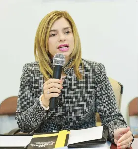  ??  ?? Ante la falta de consenso de los comisionad­os electorale­s, la presidenta de la CEE, Liza García, tomará decisiones cruciales sobre el plebiscito.