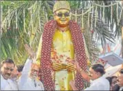  ?? PTI ?? ▪ Tamil superstar Rajinikant­h unveils a statue of former Tamil Nadu chief minister MG Ramachandr­an in Chennai on Monday.