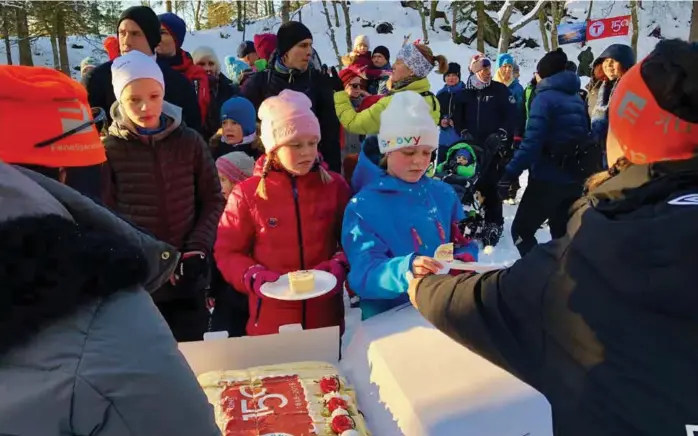  ?? ALLE FOTO: CATHRINE KRANE HANSEN ?? FØRST I KØEN: Tvillingen­e Marie og Ella Greve (11) fikk de to første stykkene av DNTs jubileumsk­ake.