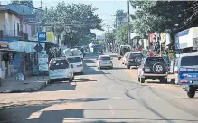  ??  ?? Comerciant­es denunciaro­n la invasión de vendedores ambulantes en días de cobro de pensiones.