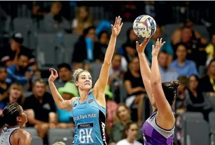  ?? PHOTO: PHOTOSPORT ?? Jane Watson of the Southern Steel tries to stop Northern Stars shooter Maia Wilson in their ANZ Premiershi­p match.