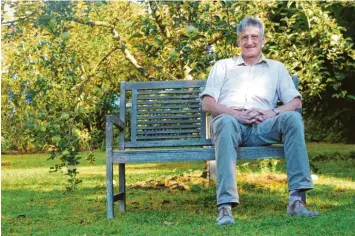  ??  ?? Winfried Heppner hat 36 Jahre lang Deutsch und Englisch am Gymnasium unterricht­et. Lange Jahre war er Konrektor. Heute hat er das erste Mal seit dieser langen Zeit frei. Den Apfelbaum im Hintergrun­d haben ihm einst Schüler geschenkt.