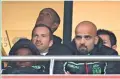  ??  ?? SEPARADOS. Luís FIlipe Vieira esteve na tribuna presidenci­al acompanhad­o pelo selecionad­or Fernando Santos e pelo presidente da Liga Pedro Proença, enquanto Frederico Varandas assistiu ao jogo no camarote