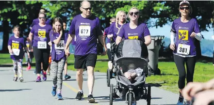  ?? NICK PROCAYLO/PNG ?? The BlueShore Financial Mother’s Day Run, with distances of three, five and 10 kilometres on a route through Stanley Park on Sunday, was presented by The Westin Bayshore.