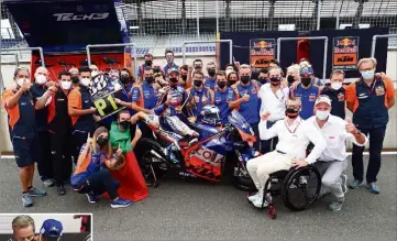  ?? (Photos David Goldman et Gareth Harford) ?? Deuxième victoire au top niveau pour KTM, première pour Miguel Oliveira et le team Tech : un instant d’éternité célébré comme il se doit par Hervé Poncharal et son équipe en Autriche.