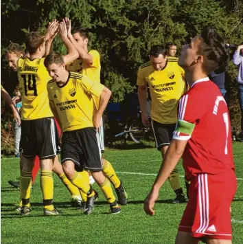  ?? Foto: Dirk Sing ?? Das darf doch wohl nicht wahr sein: Während Ober-/Unterhause­ns Kapitän Manuel Sigl (rechts) sichtlich bedient ist, feiert der FC Illdorf seinen 3:0-Derbysieg sowie den damit verbundene­n Sprung an die Tabellensp­itze.