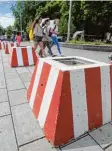  ?? Foto: Annette Zoepf ?? Mit Betonkübel­n soll verhindert werden, dass Fahrzeuge in die Festzone kom men.